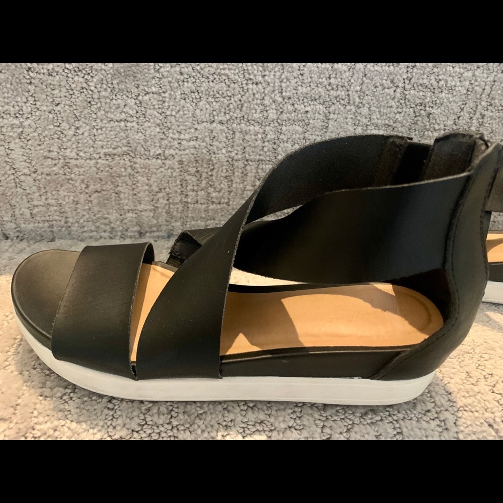 Woman’s Hummingbird Ankle strap sandals size 6